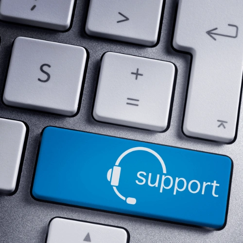 Botón de soporte técnico en teclado con audífonos, servicio de soporte técnico en León